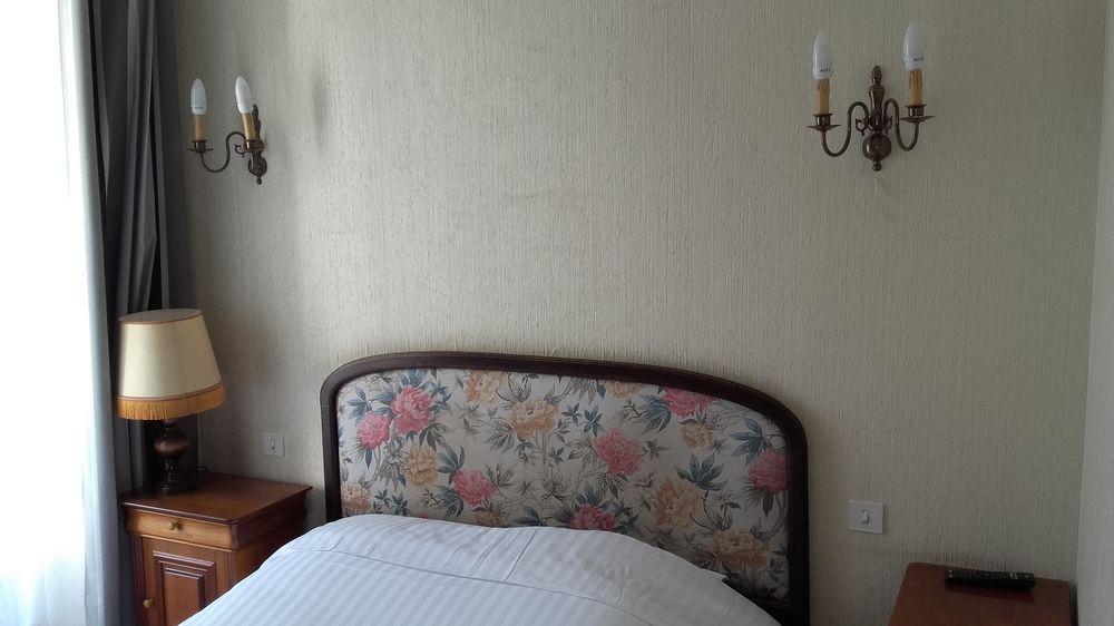 Hotel Central Chaunay Экстерьер фото