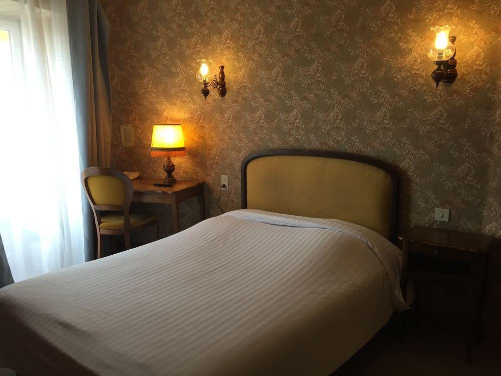 Hotel Central Chaunay Экстерьер фото