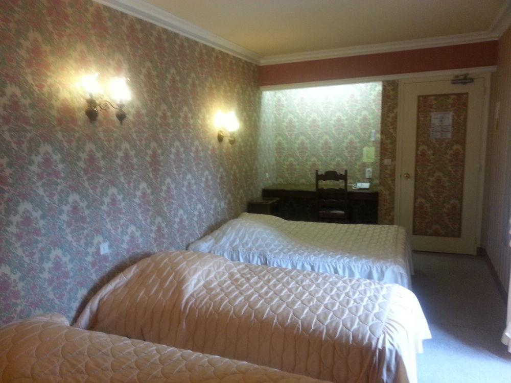 Hotel Central Chaunay Экстерьер фото