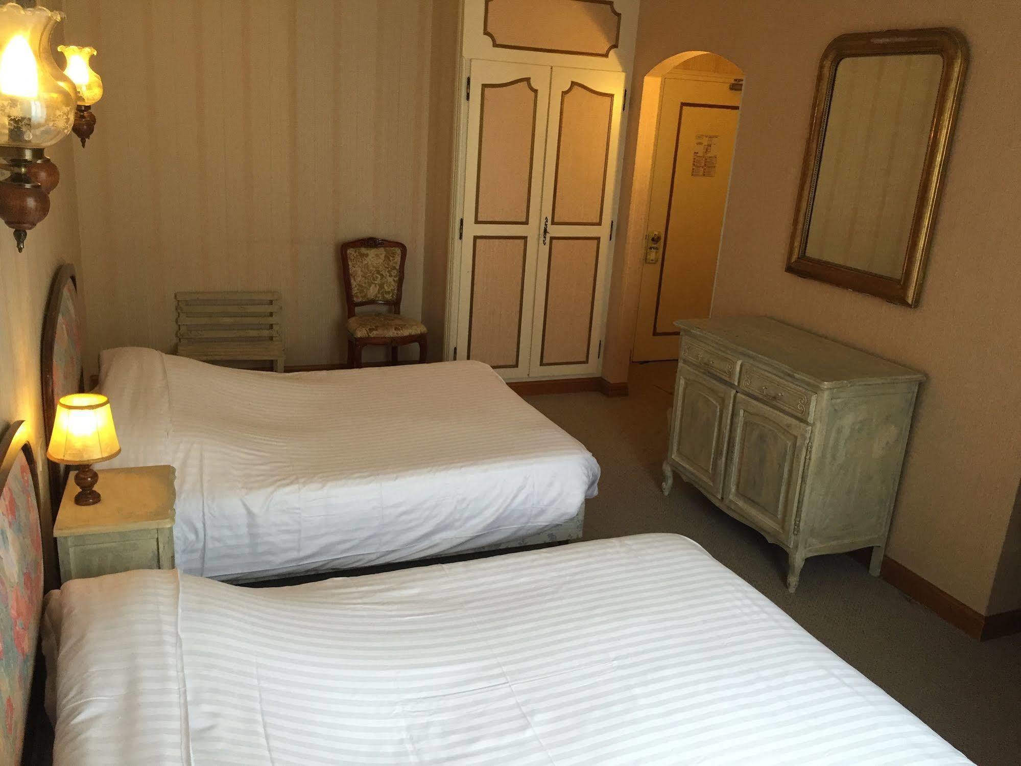 Hotel Central Chaunay Экстерьер фото
