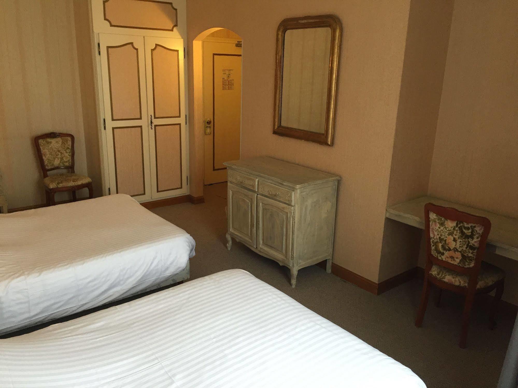 Hotel Central Chaunay Экстерьер фото