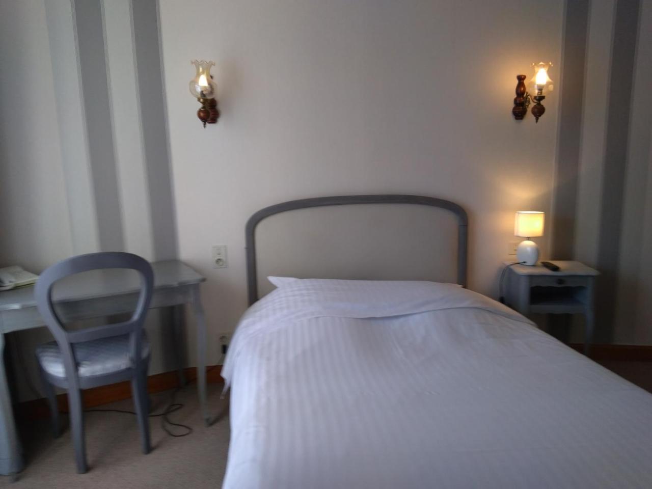 Hotel Central Chaunay Экстерьер фото