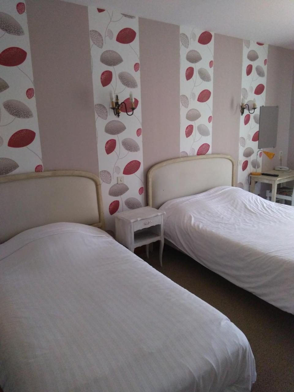 Hotel Central Chaunay Экстерьер фото